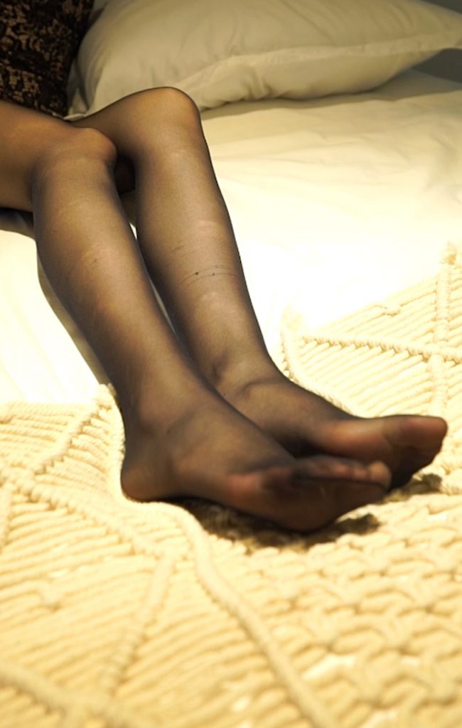 图片[2]-K001-性感黑丝里的小脚丫-爱丝时刻