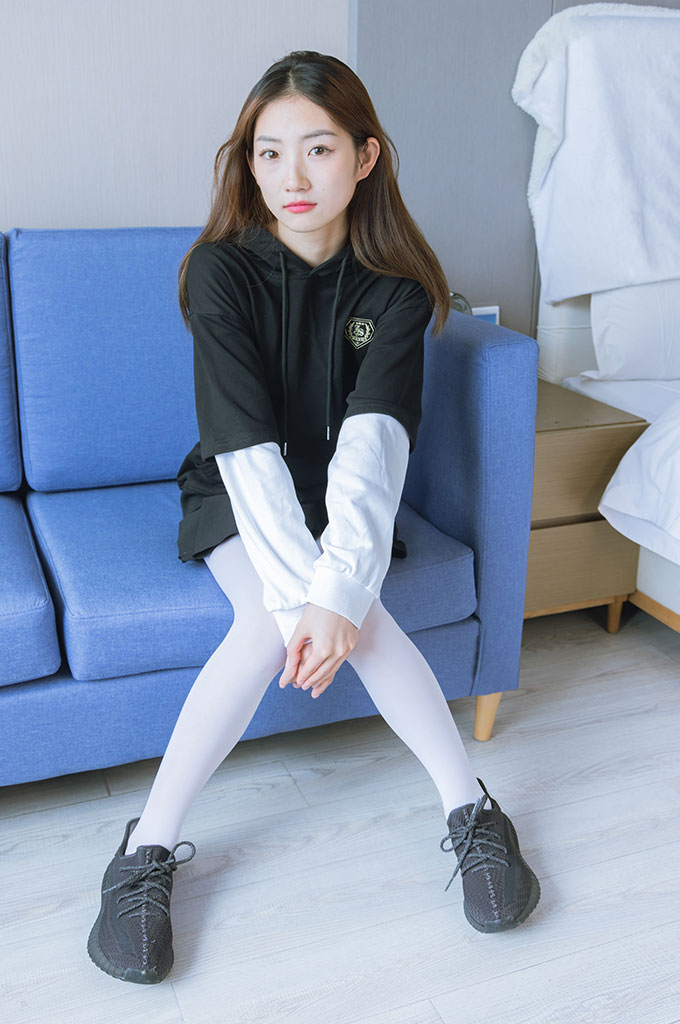 图片[4]-W044-黑色运动鞋、厚白丝-爱丝时刻