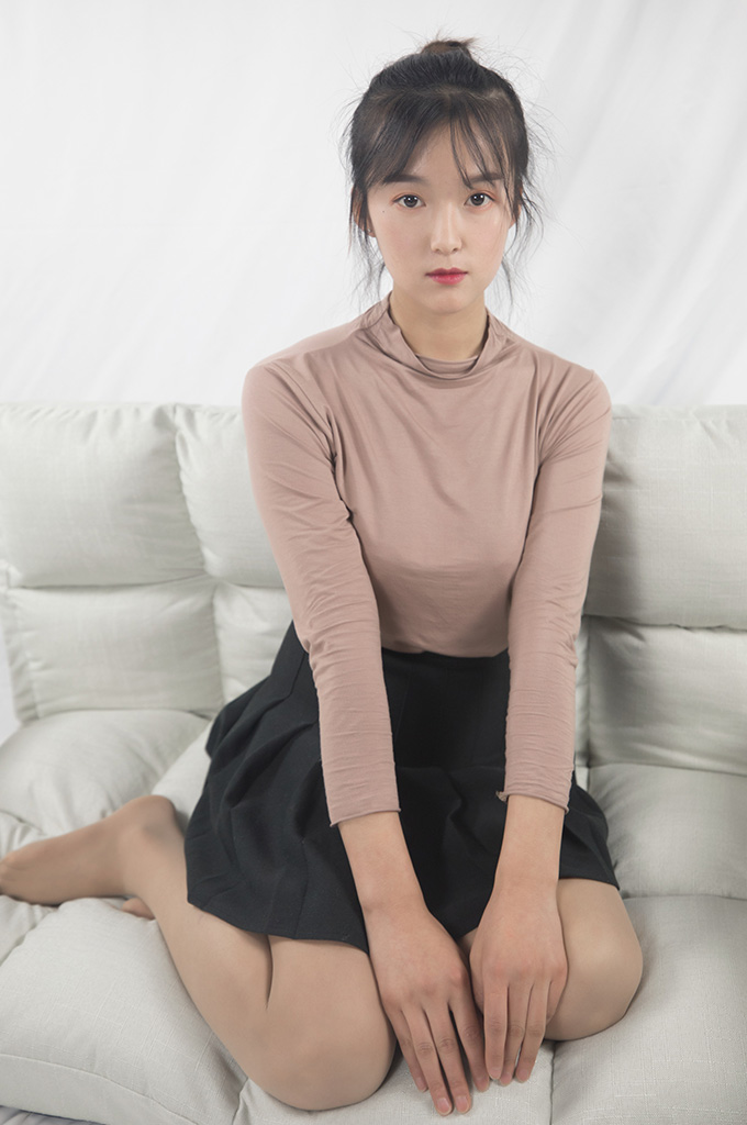 图片[3]-B084-穿肉色丝袜百褶裙的小姐姐-爱丝时刻